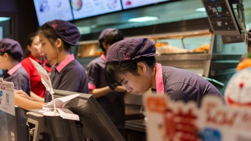 Burgerii au devenit un nou câmp de luptă pentru restaurantele din China. De la McDonald's și KFC la cafenele și noi branduri