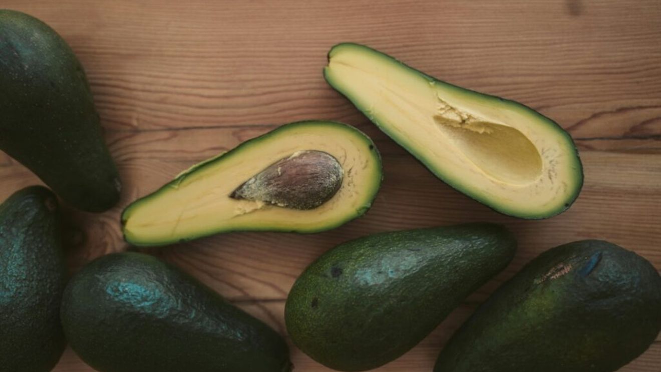 Avocado: Se păstrează sau nu la frigider? Pentru a-i accelera coacerea, puneți-l într-o pungă de hârtie cu o banană coaptă