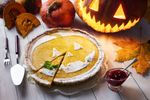 Tartă cu dovleac de Halloween / Cum o prepari acasă și ce găsesc clienții în magazinele Carrefour în această perioadă: de la dovleci românești la dulciuri tematice