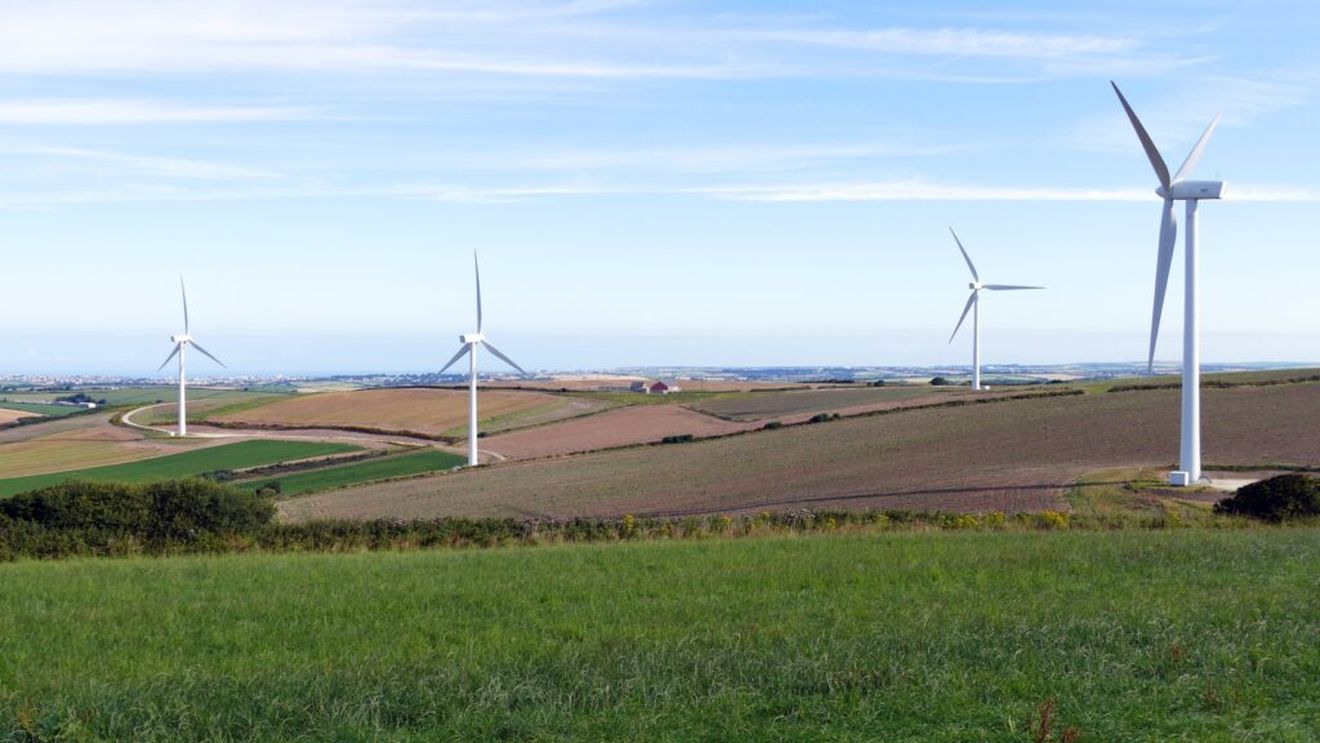 Au plantat ceva nou în pământ: Fermierii din Iowa apelează la turbinele eoliene într-un an agricol dificil