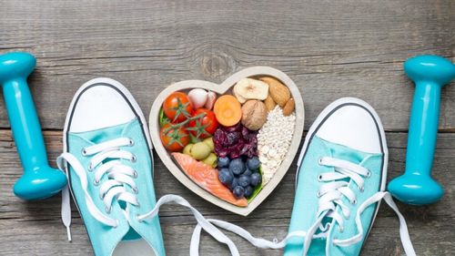 Yoga, plimbările, streching-ul și treburile casnice ar reduce mortalitatea cu 14-20% pentru persoanele cu sindrom cardiovascular-renal-metabolic