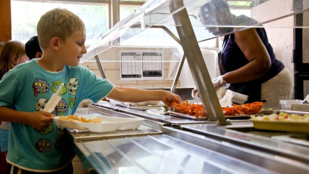 Mai mulți elevi cu nevoi speciale din UK au câștigat un premiu oferit de Jamie Oliver, după ce au creat un meniu fără carne pentru cantina școlii. S-au ocupat inclusiv de cultivarea legumelor