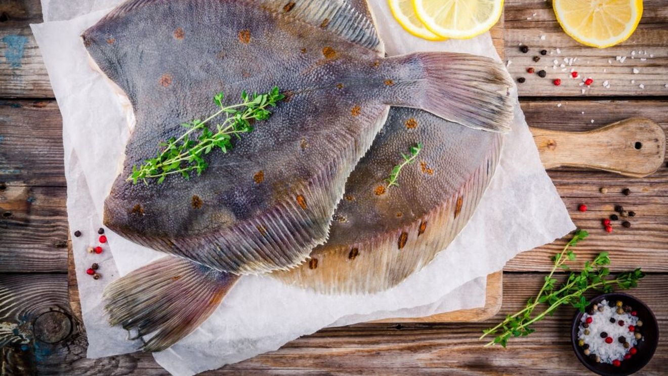 Un pește uitat ar putea deveni următorul fenomen culinar / "Flat is Back", campania care vrea să-l transforme într-un nou trend / 10 chefi au primit misiunea de a reinventa flounderul