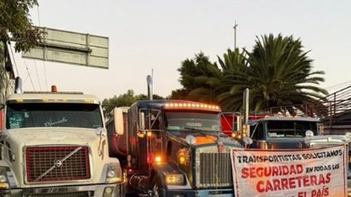 FOTO | Sute de fermieri mexicani au blocat un pod important la granița cu SUA / Motivul  care a dus la organizarea protestului