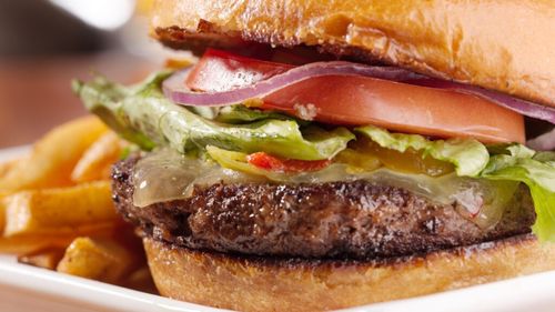 Burger barul care cucerește vara / Cum să organizezi un burger bar perfect: sfaturi ușoare pentru petreceri de vară reușite, fără stres în bucătărie