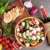 Dieta mediteraneană ar putea încetini îmbătrânirea prin proteine microscopice din celule, arată un nou studiu. Uleiul de măsline, peștele și leguminoasele apar printre alimentele-cheie
