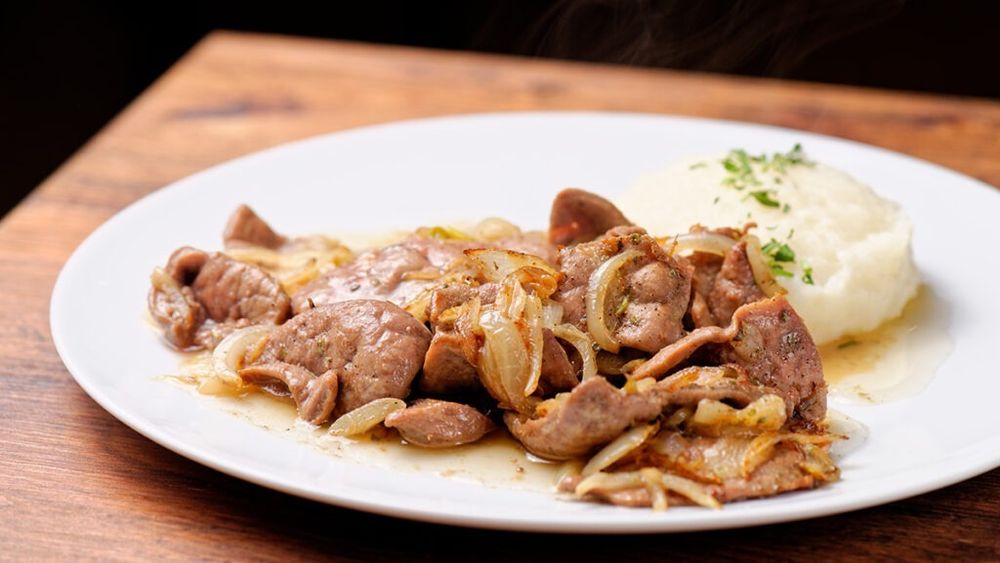 Rețetă tradițională italiană cu ficat și multă ceapă. Cum se prepară fegato alla veneziana, o idee de prânz extrem de simplă, rapidă și apetisantă