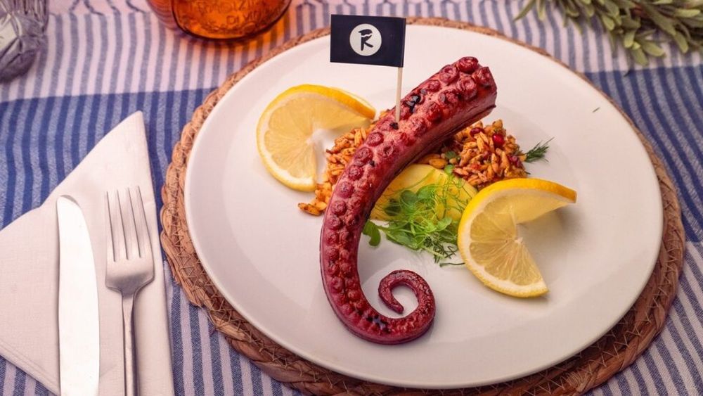 Revo Foods, compania care a inventat somonul vegan imprimat 3D, a lansat caracatița vegană / Produsul, potrivit pentru pasionații de fitness