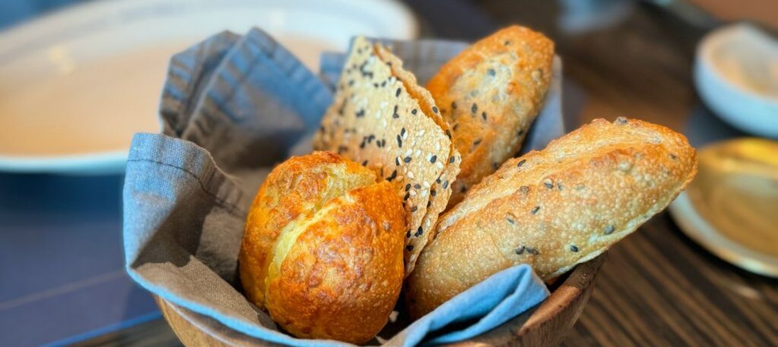 De ce pâinea din Franța e „gratis” la restaurante, până când o ceri greșit / Eroarea banală care le umflă turiștilor nota de plată