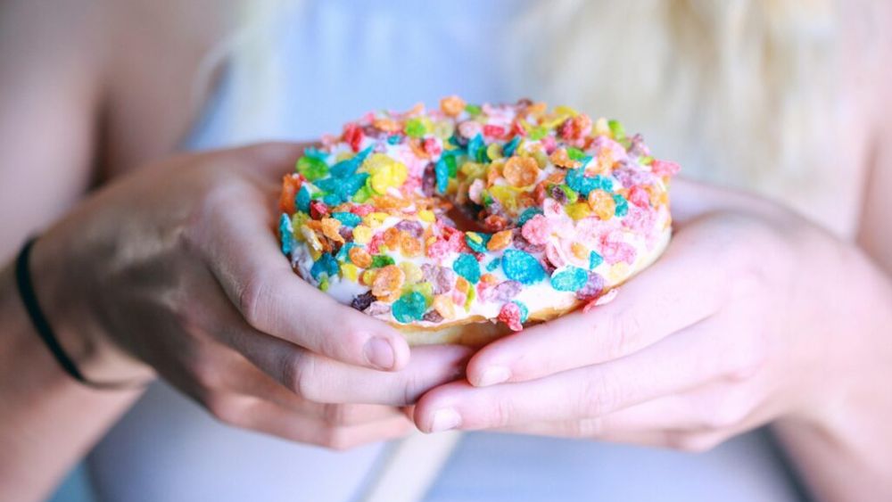 Un plan simplu, în 3 pași, ar putea opri pofta de zahăr:  Fă un duș fierbinte, ieși la plimbare și mănâncă pește, ouă și carne