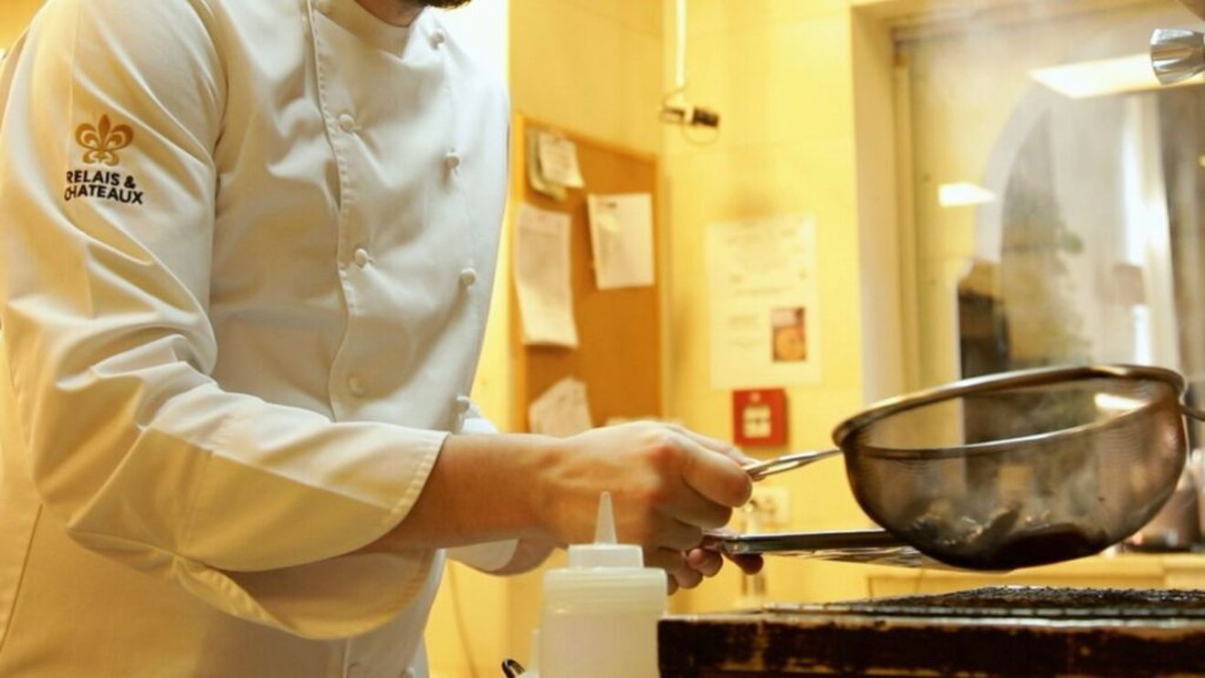 VIDEO | FINE DINING | G4Food, la L’Atelier: cum se construiește un fine dining ancorat în ingredientul local / Chef Flaviu Mureșan: „Oaspeților români trebuie să le trezim o amintire, iar celor internaționali să le oferim o experiență”