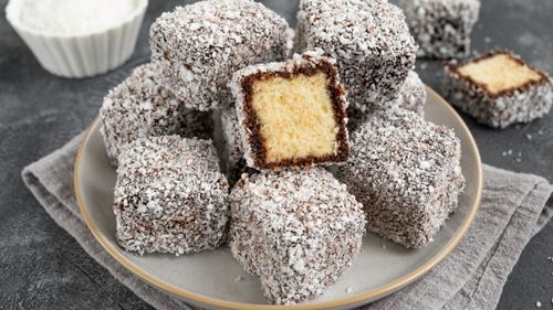 Ceva dulce/Prăjitura tăvălită care a făcut deliciul copilăriei noastre/Pentru prima dată a fost făcută în Australia, la începutul secolului trecut