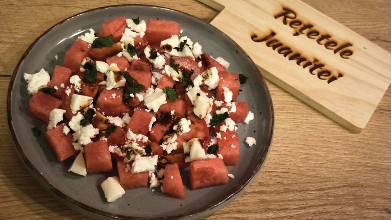 Rețetele Juanitei | Salată de vară cu pepene roșu, roșii și două feluri de brânză – răcoritoare și plină de nutrienți