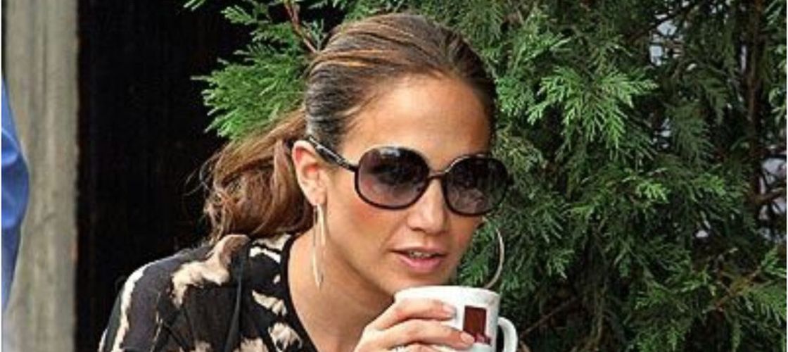 Jennifer Lopez evită cafeina pentru a preveni îmbătrânirea prematură a tenului/ Dermatologii susțin că este exact invers