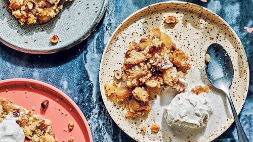 Pere fierte cu crumble de alune și mirodenii / Un desert parfumat, cu un crumble crocant delicios