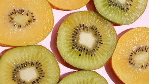 Tot ce trebuie să știi despre fructele kiwi/Asigură necesarul de vitamina C pentru întreaga zi, pot fi folosite la frăgezirea cărnii, dar pot produce și alergii
