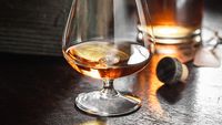 Cognacul francez, prins în războaiele comerciale dintre UE, China și SUA. Vânzările au scăzut cu aproape 40% / Industria, dependentă în proporție de 98% de piețele din afara UE, cere sprijin european