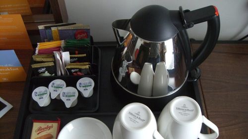 Motivul pentru care nu ar trebui să utilizezi fierbătorul de apă din hoteluri. Angajați din industrie spun că unii turiști îl folosesc pentru a-și spăla lenjeria intima