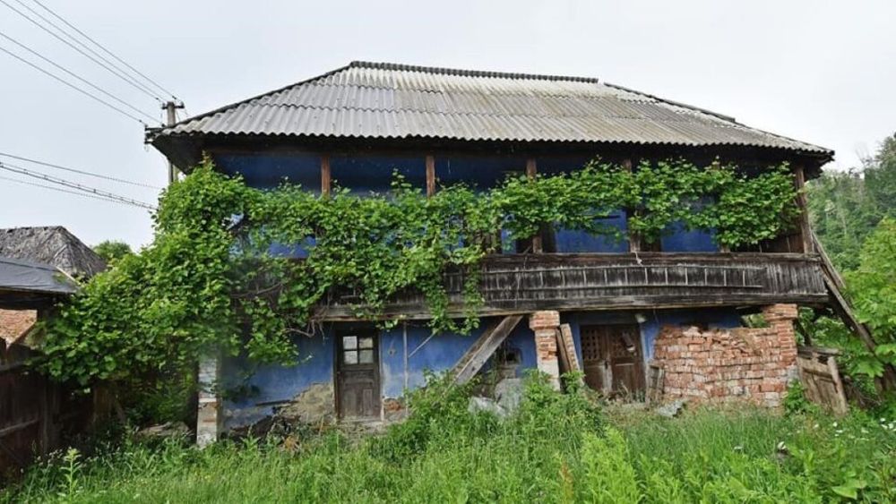 REPORTAJ/Casele albastre din Vaideeni - moştenirea ciobanilor ungureni stabiliţi în Oltenia de sub munte/Acum 100 de ani „erau ca o enclavă şi nu prea puteai să pătrunzi în lumea lor”