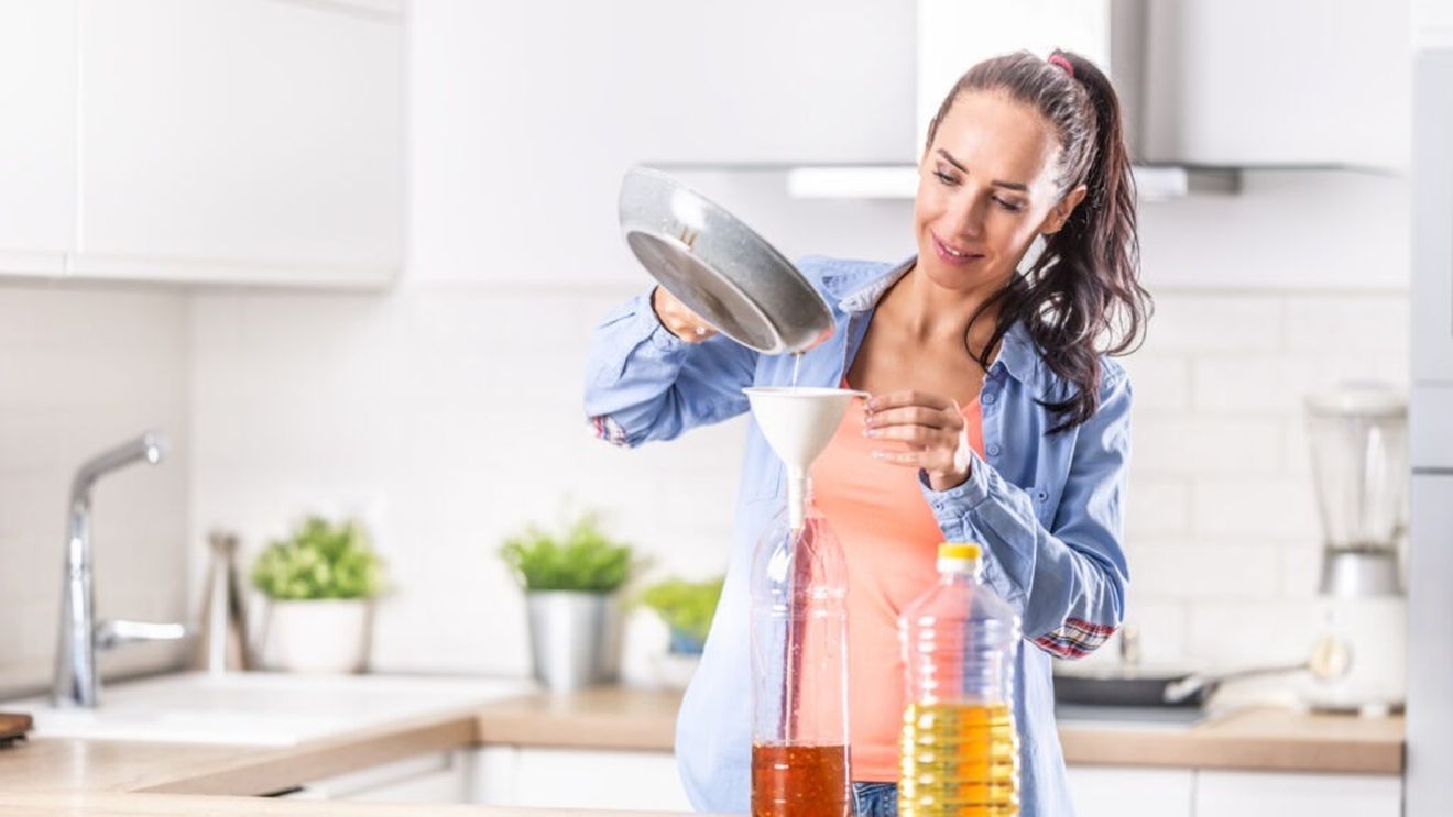 Recipiente pentru colectarea uleiului alimentar uzat de la populație, amplasate de Primăria Oradea în spații publice/Proiectul ecologic urmărește colectarea separată a acestui tip de deșeu pentru a putea fi reciclat