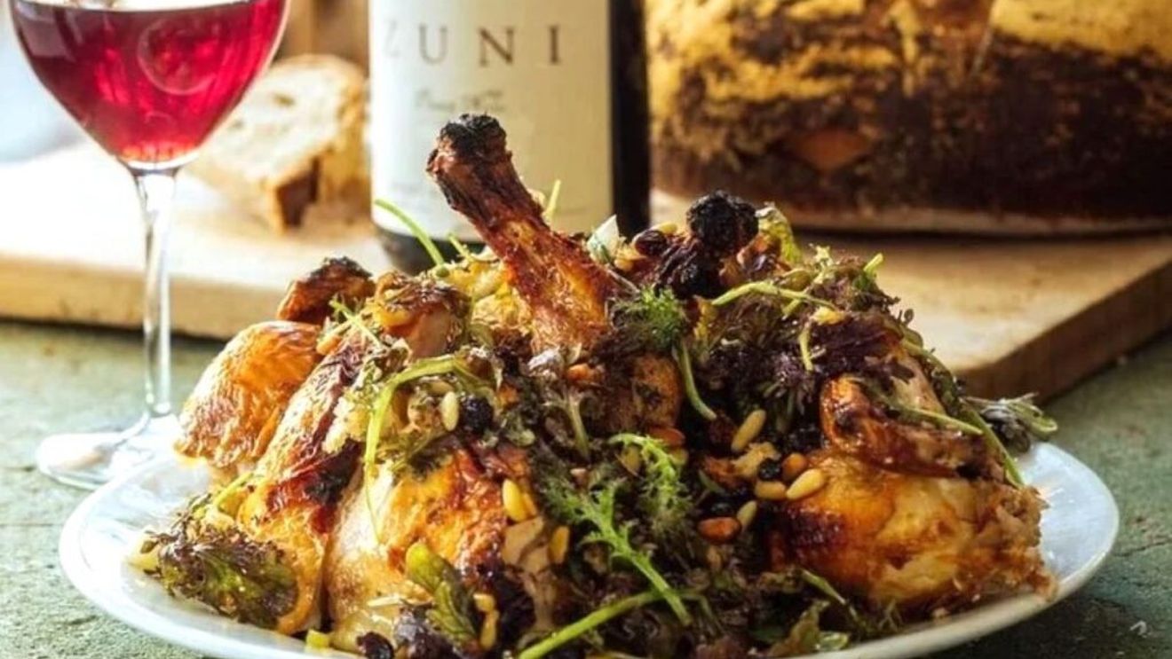 O salată ca fel unic ce se inspiră de la salata Caesar, cu salată verde și crutoane de pâine. În loc de parmezan prevede carne de pui bine rumenită