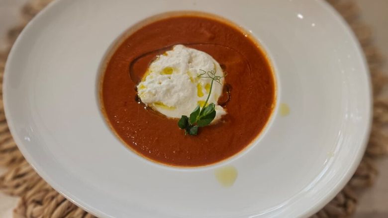 FOTO | Supă picantă de roșii cu burrata / Deasupra se adaugă câteva picături de ulei de măsline