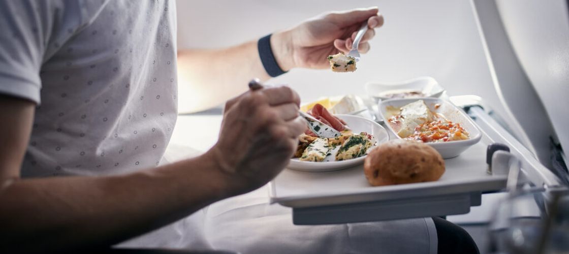 Pleci într-o vacanță cu diferență mare de fus orar? Ce să mănânci și să bei pentru a reduce efectele jet lag-ului