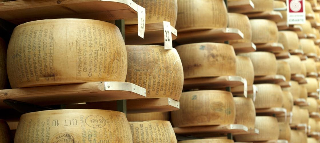 Credit cu parmezanul: O bancă din Italia acceptă roți de Parmigiano Reggiano drept garanție
