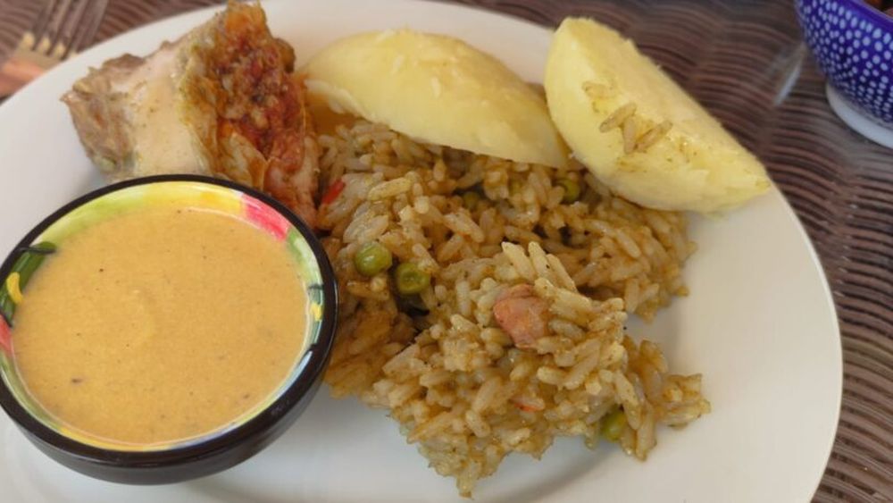 Rețetele Juanitei | Pui cu orez condimentat și sos de brânză - rețetă peruană