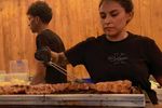 VIDEO FOTO | Cum au petrecut românii din Catalonia cu mici, gulaș și gogoși. Coada la mici s-a întins, nu doar în lungime,ci și până târziu în noapte
