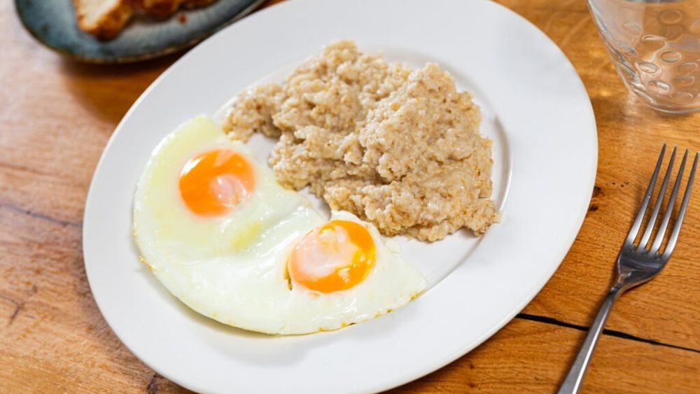 Fulgi de ovăz sau ouă / Care este opțiunea mai nutritivă pentru micul dejun