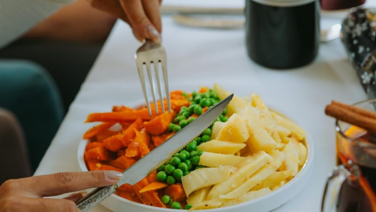 4 legume nerecomandate în diete, despre care s-a dovedit însă că sunt bune pentru pierderea în greutate / Nutriționiștii susțin că porumbul, cartoful, mazărea și morcovii nu te îngrașă, dacă știi cum să-i prepari