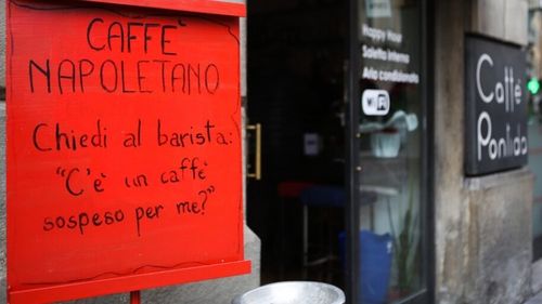O cafea „in pending”, il caffe sospeso de la Napoli: obiceiul de a cere una și a plăti două, pentru cine nu are, sau din simplă solidaritate umană. „E ca și cum ai oferi o cafea întregii lumi”
