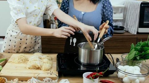 Sunt student, ce mănânc? Bianca: „[Îmi fac cumpărăturile alimentare] ca tot omu', de la magazin” / Tânăra nu evită niciun aliment / Mâncarea pe care o consumă este gătită de mama ei