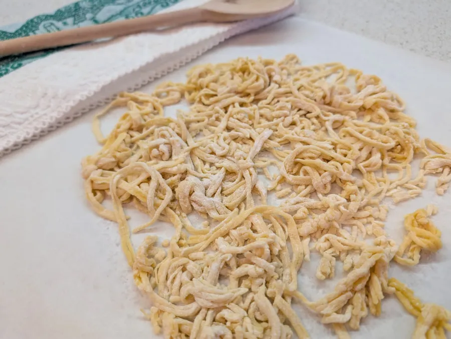 rețetă-tăitei-de-casa-reteta-traditionala-faina-oua-paste-1