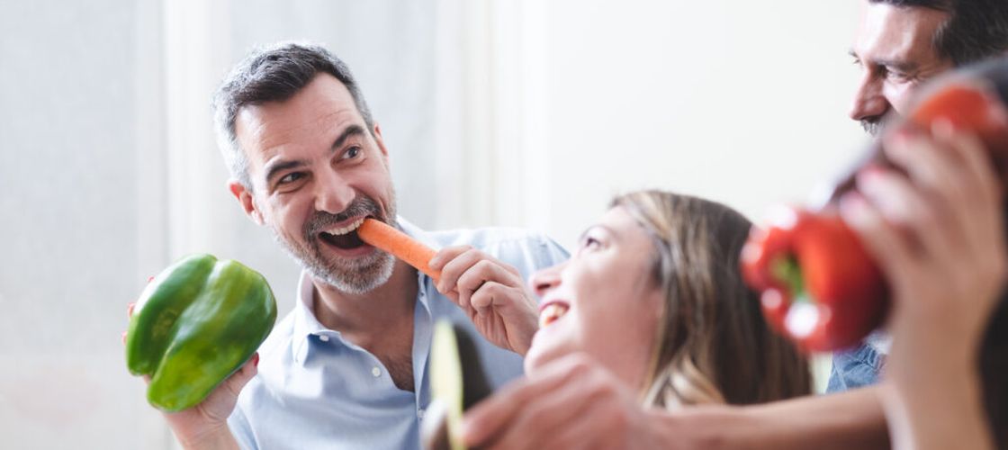Ce să mănânci pentru a proteja bacteriile „bune” din cavitatea bucală. Alimentele care susțin microbiomul oral