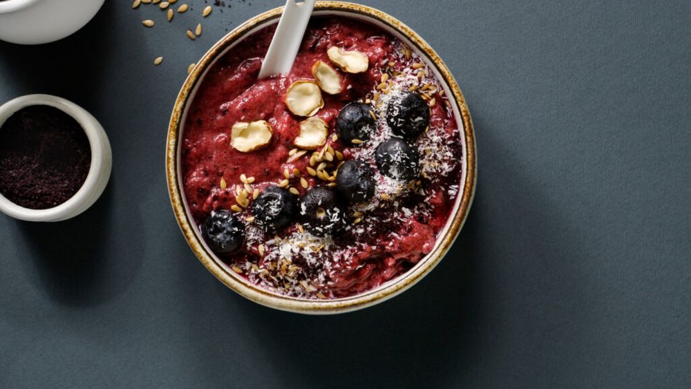 Açaí bowl, trend sau superaliment adevărat / Ce spun experții despre beneficiile sale pentru sănătate / Rețetă de açaí bowl pentru un mic dejun cremos, plin de antioxidanți