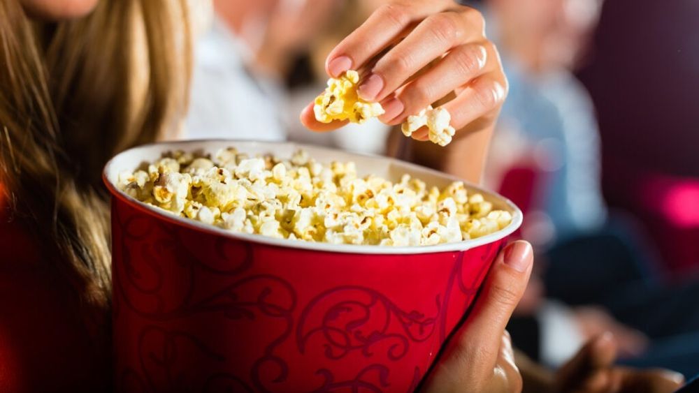 Trucuri pentru a pregăti popcorn acasă, fie la tigaie, pe aragaz, fie la microunde / Preparat corect, cu puțin ulei și fără adaosuri inutile, poate fi o gustare echilibrată pentru o seară „de film”