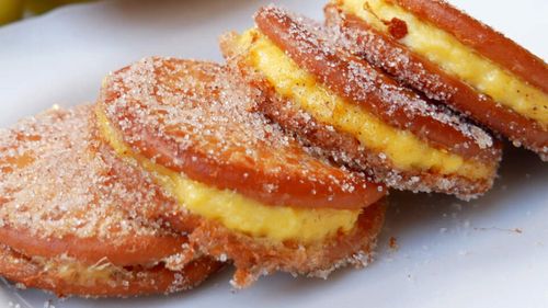 Rețeta de biscuiți prăjiți și umpluți, tradițională din sud-estul Spaniei/ Are un nume care stârnește zâmbete: „matasuegras”, care în traducere înseamnă „omoară soacrele”