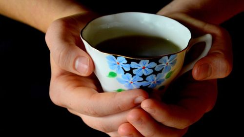 Ce riscuri ascunse pentru sănătate pot exista într-o ceașcă de ceai. Ce spun studiile despre microplastice, cafeină și digestie