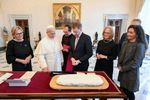 Stollen de patru kilograme, transportat cu mașina până la Vatican / Prăjitura tradițională germană era prea fragilă pentru avion