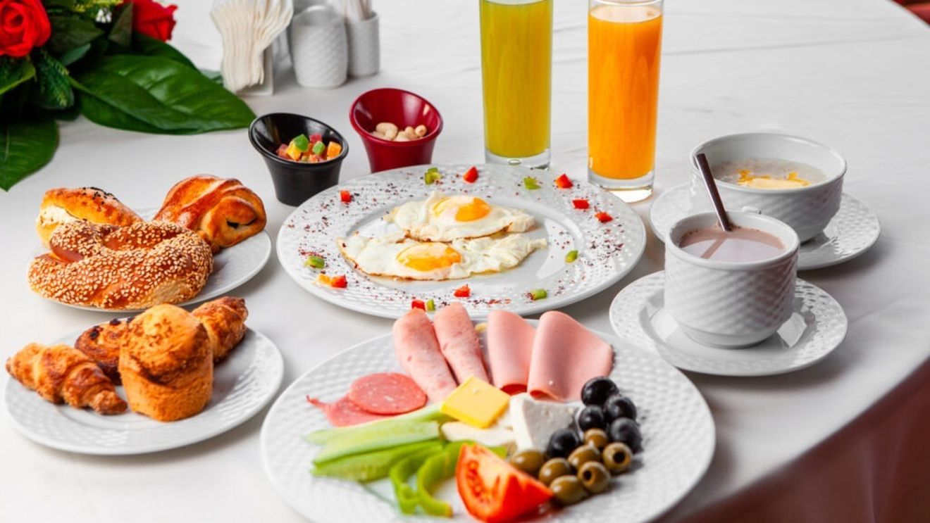Continental, american sau buffet? Cele trei mari tipuri de mic dejun de hotel, pentru toate gusturile și obiceiurile