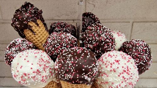 Gustul irezistibil al colivei, exploatat comercial de producătorii de dulciuri: Pe piață sunt disponibile cornete, dar și sortimente de înghețată bazate pe acest preparat / Ce conține Colivete 