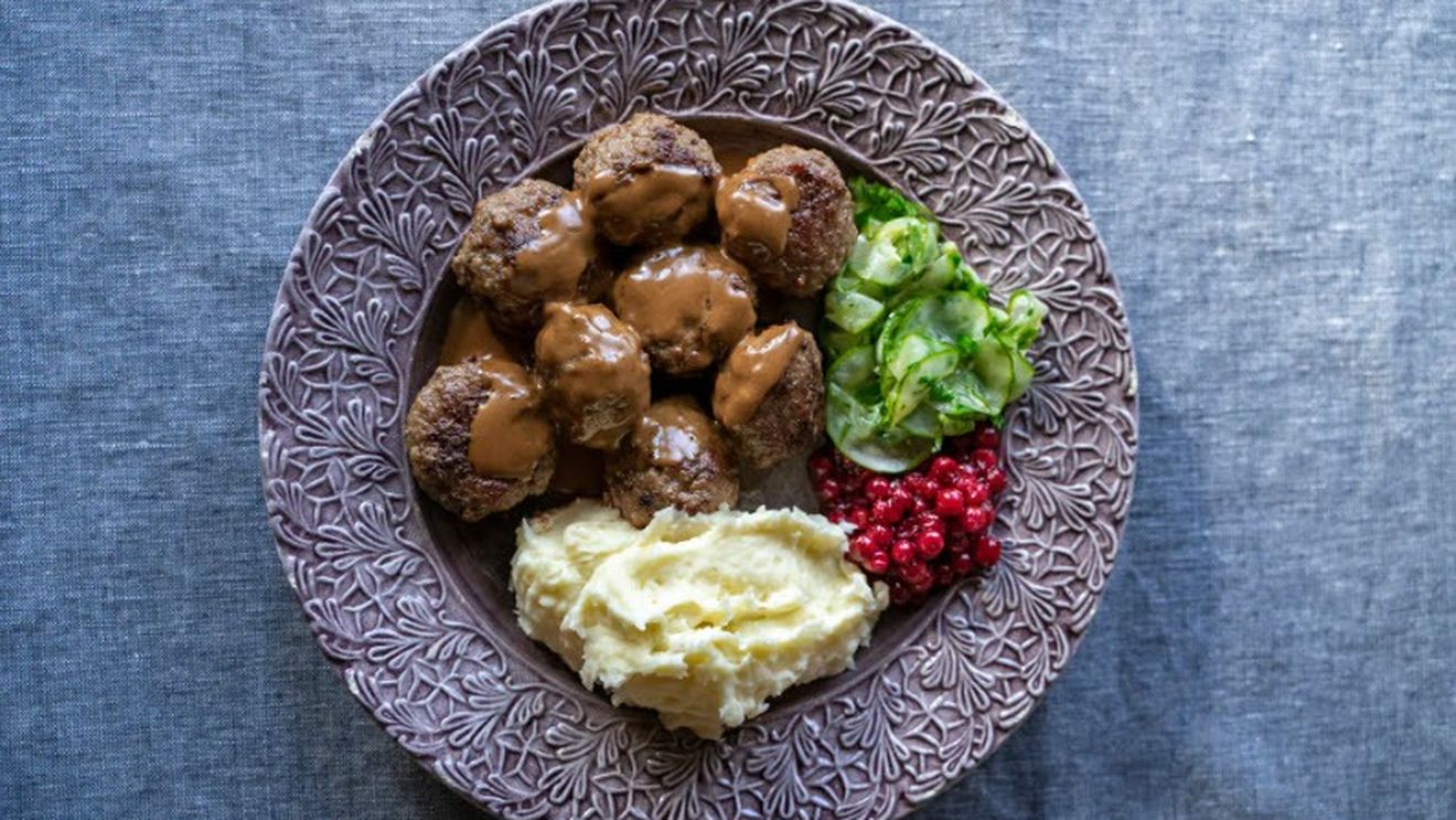 Dacă tot ce știi despre bucătăria suedeză sunt chifteluțele de la IKEA, iată aproape treizeci de preparate tradiționale nordice care te vor face să vrei să testezi această gastronomie