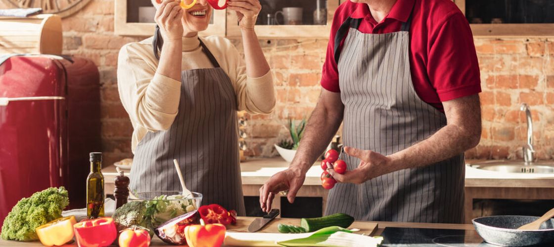 Gătitul de la zero cel puțin o dată pe săptămână, asociat cu un risc cu 30% mai mic de demență / Studiul care a urmărit aproape 11.000 de persoane