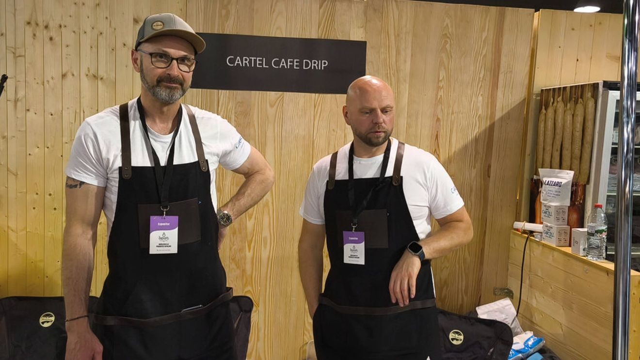 VIDEO | Doi ucrainieni refugiați în Spania pregătesc, la presa manuală, o cafea „de stă lingurița în cană”/ Cafeaua la presă este mai concentrată decât cea turcească sau decât ristretto italian