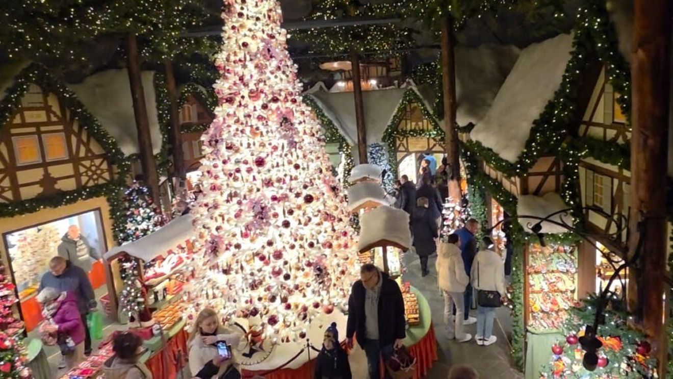 VIDEO | Orașul unde este zilnic Crăciun, chiar și în zilele toride de vară / Bulgării de zăpadă, desertul emblematic al cetății