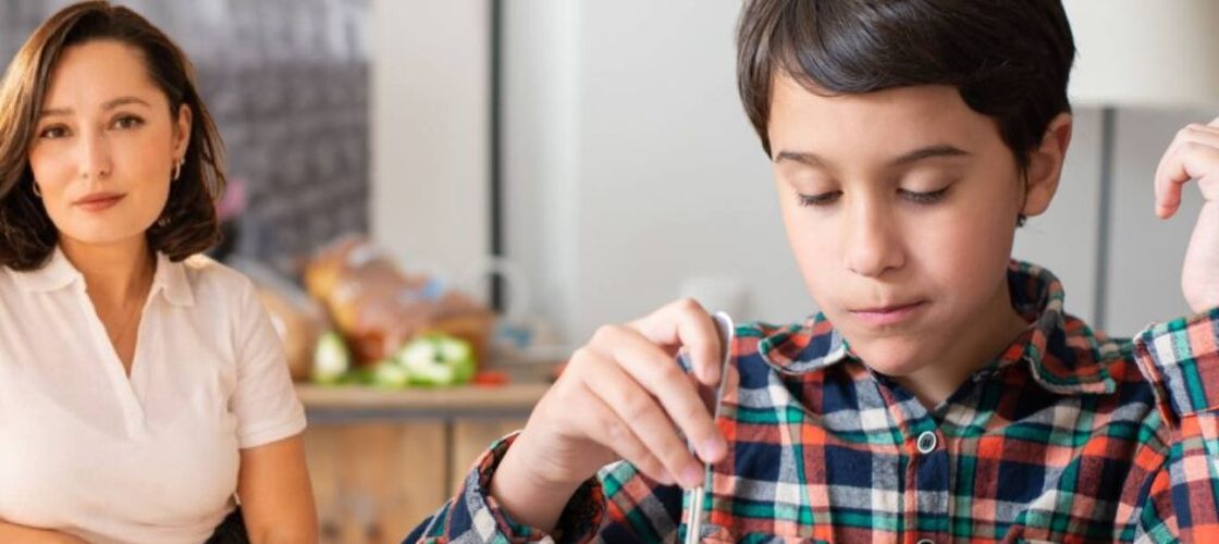 INTERVIU | Fixațiile alimentare la copiii cu autism: Psihologul clinician Corina Gheorghe explică de ce apare selectivitatea alimentară și cum îi pot ajuta părinții