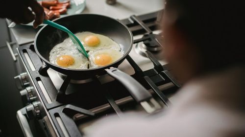 Franța vrea să interzică "substanțele chimice veșnice", dar lobbyiștii luptă pentru a păstra tigăile antiaderente