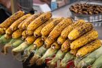 Secretul celui mai bun porumb copt la grătar. Trucul simplu care păstrează boabele dulci și suculente și le dă aroma perfectă de fum